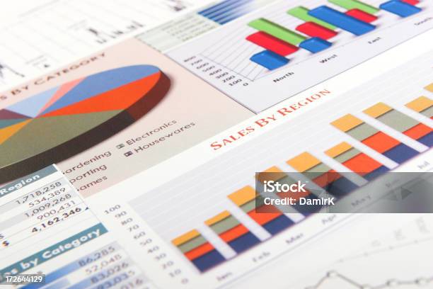 Photo libre de droit de Des Graphiques Et Des Diagrammes banque d'images et plus d'images libres de droit de Diagramme - Diagramme, Relevé bancaire, Affaires