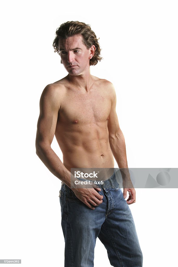 Hombre Sin Camisa Con Vaqueros Foto de stock y más banco de imágenes de  Adulto - Adulto, Aire libre, Belleza - iStock