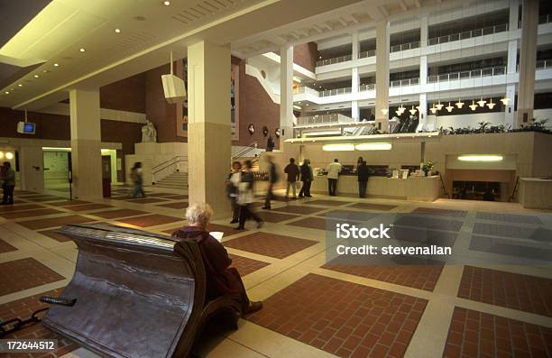 Photo libre de droit de Le Nouveau British Library banque d'images et plus d'images libres de droit de Hall d'accueil - Hall d'accueil, Niveau de scolarisation, Prise de vue en intérieur