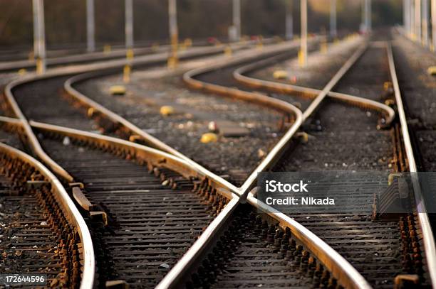 Железнодорожные — стоковые фотографии и другие картинки Железнодорожный путь - Железнодорожный путь, Разделять, Без людей