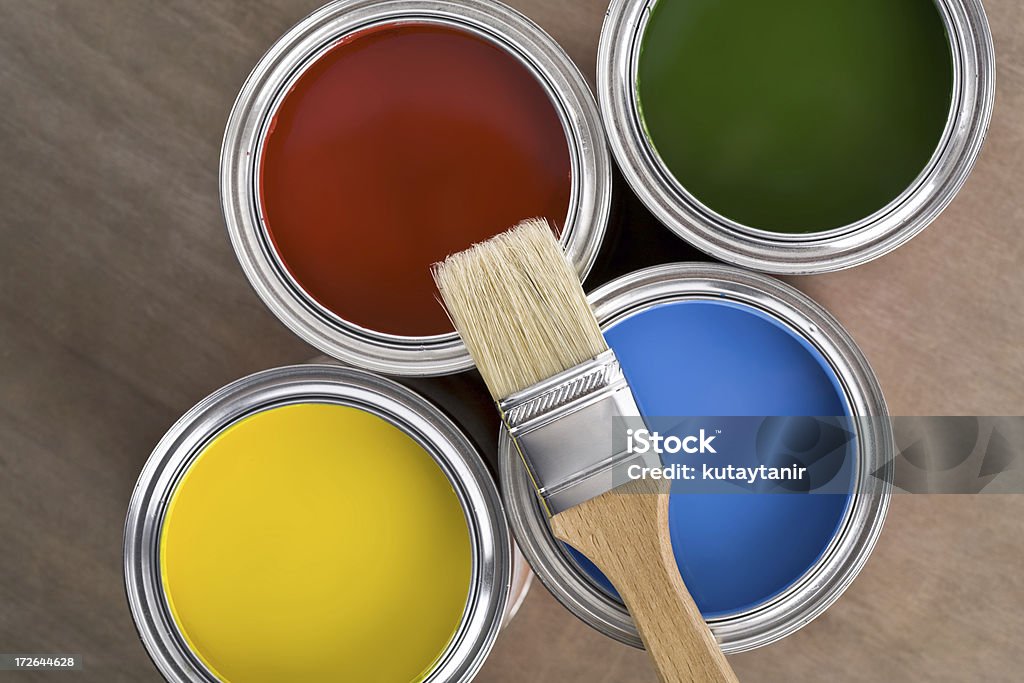 Farbe-Dosen mit Pinsel - Lizenzfrei Malfarbe Stock-Foto