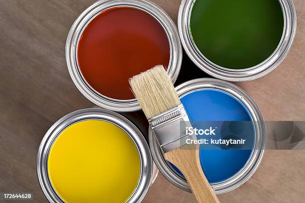 Latas De Tinta E Pincéis - Fotografias de stock e mais imagens de Tinta - Equipamento de Arte e Artesanato - Tinta - Equipamento de Arte e Artesanato, Lata - Recipiente, Loja de Ferragens