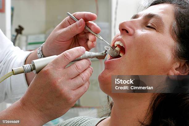 Dentista No Trabalho - Fotografias de stock e mais imagens de Aberto - Aberto, Adulto, Boca Humana