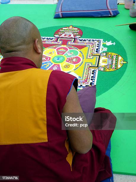 Foto de O Monge e mais fotos de stock de Areia - Areia, Mandala, Pintar