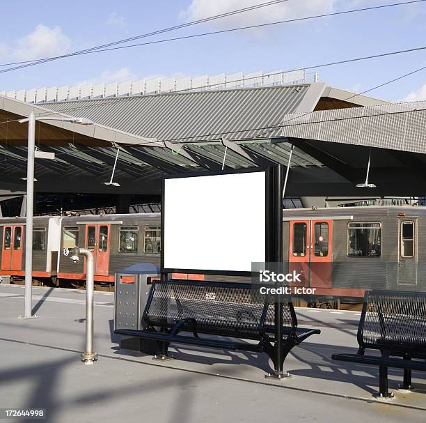 Puste Billboard Na Dworcu Kolejowym - zdjęcia stockowe i więcej obrazów Bez ludzi - Bez ludzi, Biały, Billboard