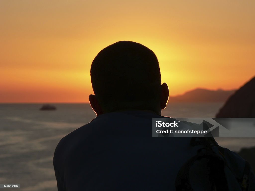 Turista na luz pôr do sol - Royalty-free Cor preta Foto de stock