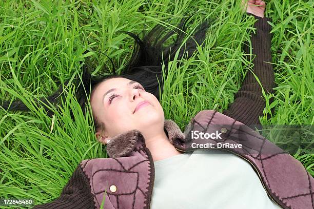 Молодая Девушка Лежать In Tall Grass — стоковые фотографии и другие картинки Веселье - Веселье, Весна, Весёлый