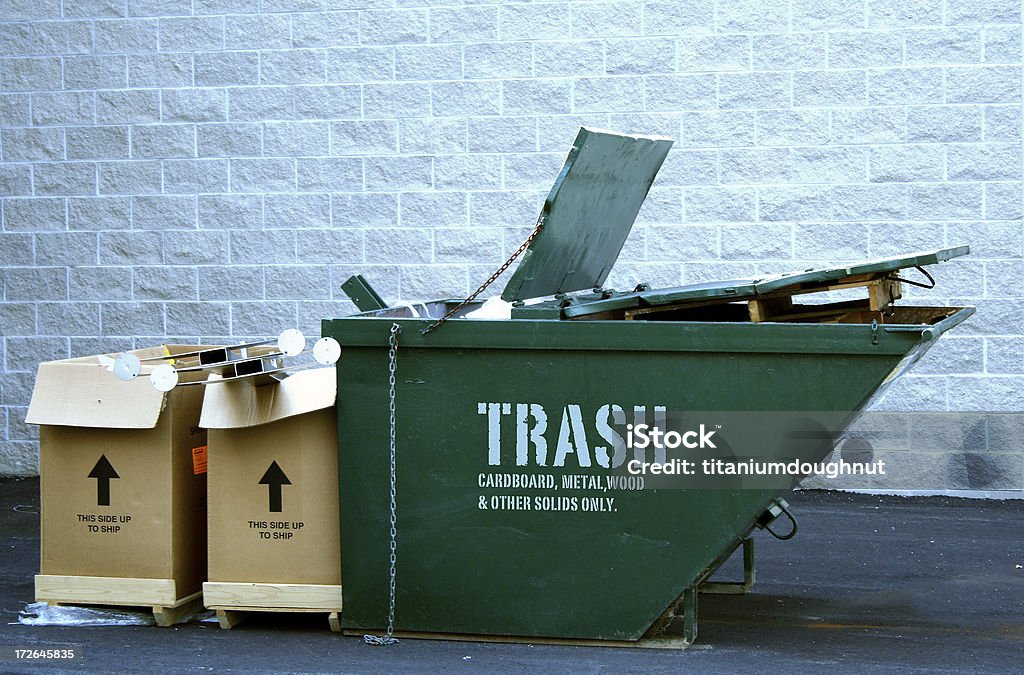Benne à ordures dans la poubelle - Photo de Benne à ordures libre de droits