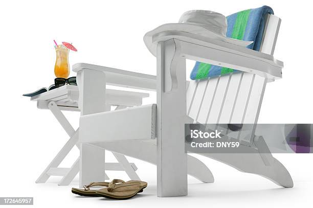 Photo libre de droit de Temps De Vacances banque d'images et plus d'images libres de droit de Objet ou sujet détouré - Objet ou sujet détouré, Chaise, Fond blanc