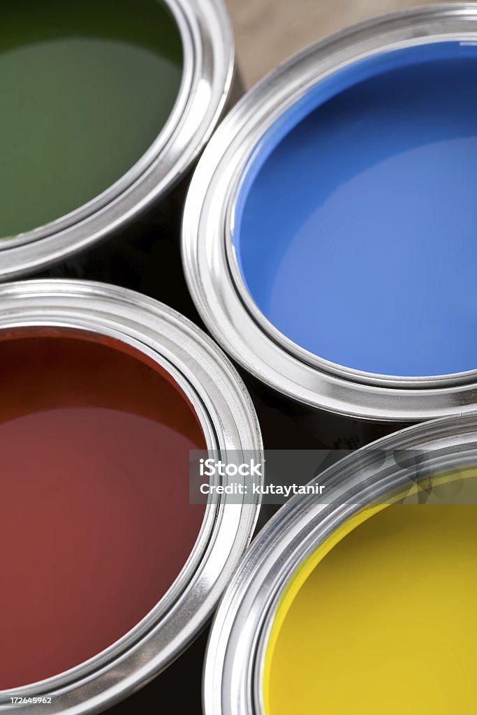 Paint Cans y cepillos - Foto de stock de Amarillo - Color libre de derechos