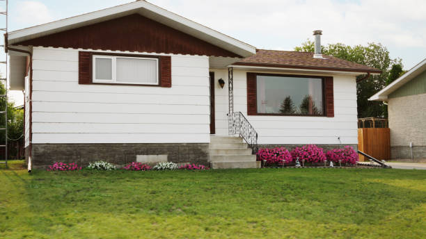 istock Bungalow style house with a yard on a sunny afternoon 1726460464