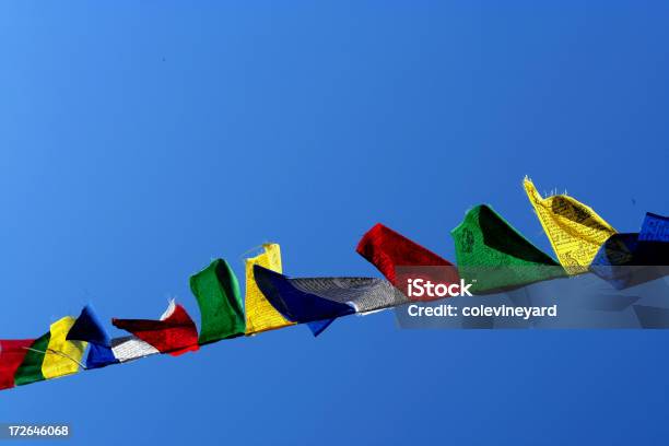 Tibetano Bandeiras De Oração2 - Fotografias de stock e mais imagens de Azul - Azul, Bandeira, Céu