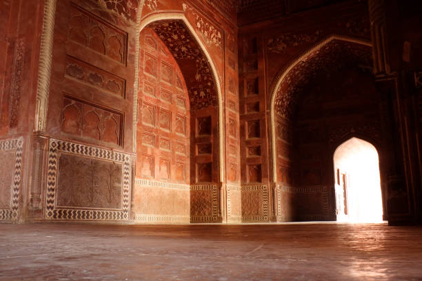 istock Interior view of the Taj mahal complex 172646102