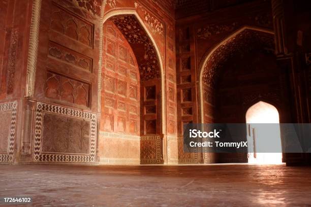 Vista Interior Do Taj Mahal Complexo - Fotografias de stock e mais imagens de Agra - Agra, Arco - Caraterística arquitetural, Arenito