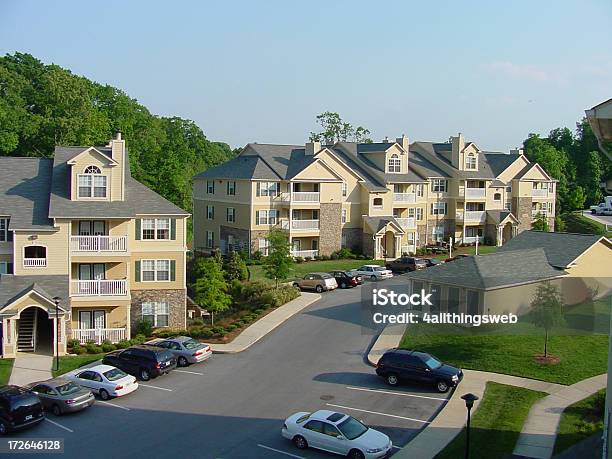 Foto de Complexo De Apartamentos e mais fotos de stock de Apartamento - Apartamento, Carro, Casa