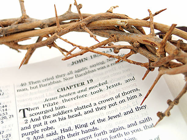 corona de thorns & biblia (kjv - kjv fotografías e imágenes de stock