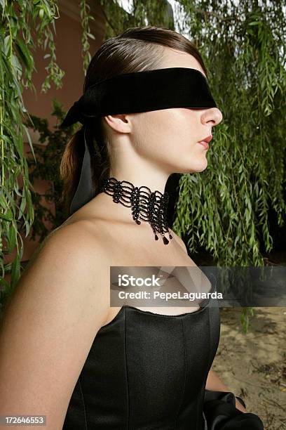 Blindfolded Partido Foto de stock y más banco de imágenes de Mujeres - Mujeres, Rehén, Una sola mujer