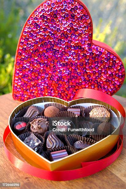Photo libre de droit de Chocolat Belge Valentine S Day Candy Truffes Cœur La Boîtecadeau banque d'images et plus d'images libres de droit de Aliment