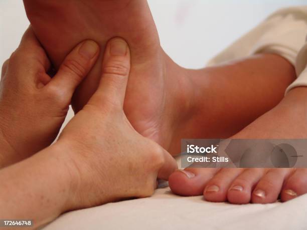 Massaggio Dei Piedi - Fotografie stock e altre immagini di Bellezza - Bellezza, Centro benessere - Stabilimento termale, Composizione orizzontale