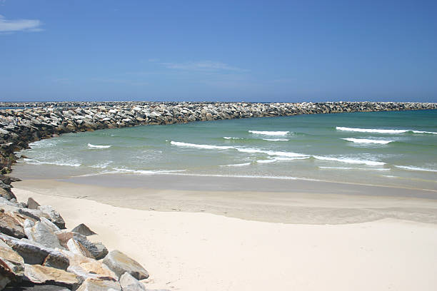 praia de breakwall - yamba imagens e fotografias de stock