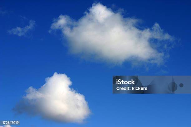 Foto de Nuvens No Céu Azul e mais fotos de stock de Alto contraste - Alto contraste, Azul, Branco