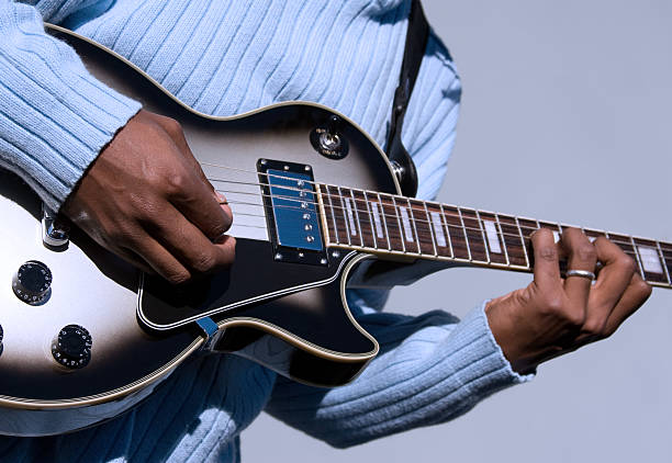 Tocando guitarra - foto de acervo