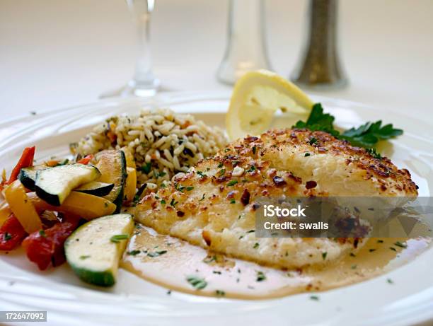 Heilbuttabendessen Stockfoto und mehr Bilder von Fisch - Fisch, Fische und Meeresfrüchte, Fotografie