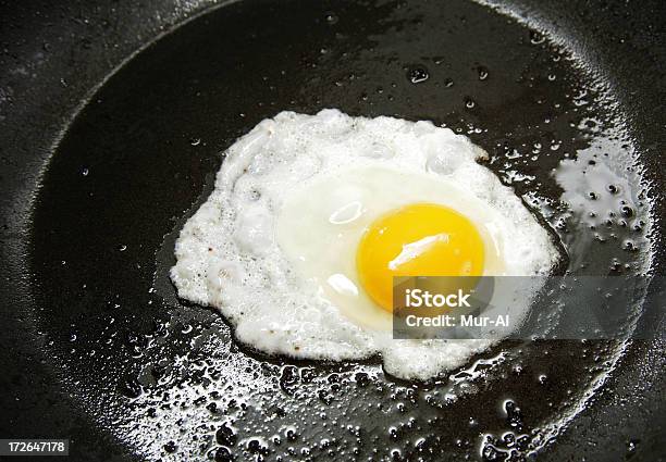 Ovos Fritos - Fotografias de stock e mais imagens de Alimentação Não-saudável - Alimentação Não-saudável, Amarelo, Branco