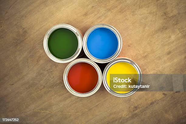 Farbedosen Mit Pinsel Stockfoto und mehr Bilder von Anfang - Anfang, Ausrüstung und Geräte, Baumarkt