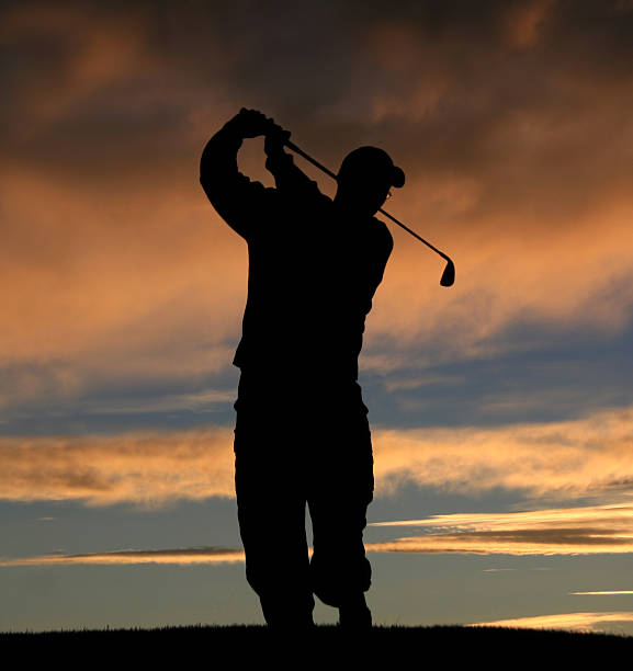 columpio de golf - golf action silhouette balance fotografías e imágenes de stock