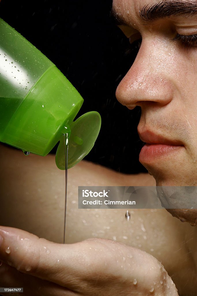 Mann und shampoo - Lizenzfrei Badezimmer Stock-Foto