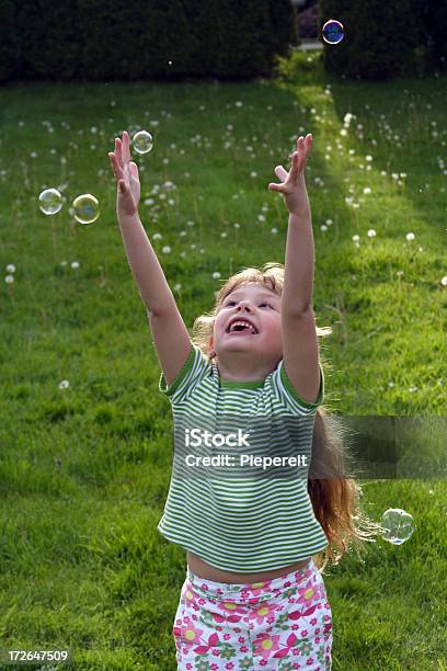 Pensamento 0002 - Fotografias de stock e mais imagens de Alcançar - Alcançar, Amizade, Amizade feminina