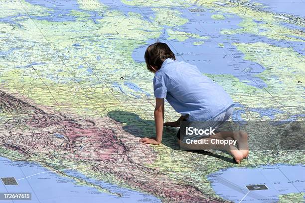 Foto de Criança E Mapa e mais fotos de stock de Mapa - Mapa, Criança, Ajoelhar