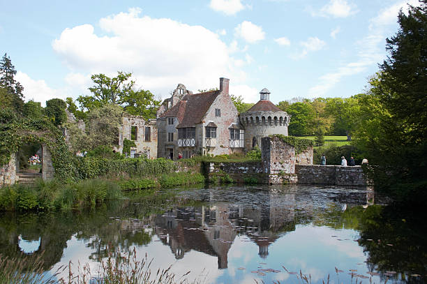 castillo scotney refleja - scotney castle fotografías e imágenes de stock