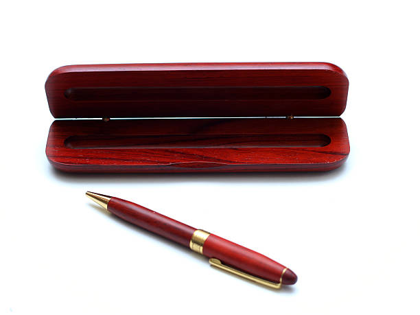 stylo en bois rouge - pen writing instrument pencil gold photos et images de collection