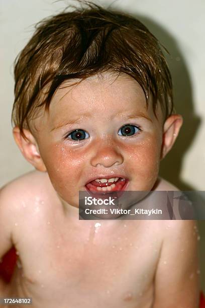 Ragazzo Si Bagna - Fotografie stock e altre immagini di Acqua - Acqua, Adulto, Allegro