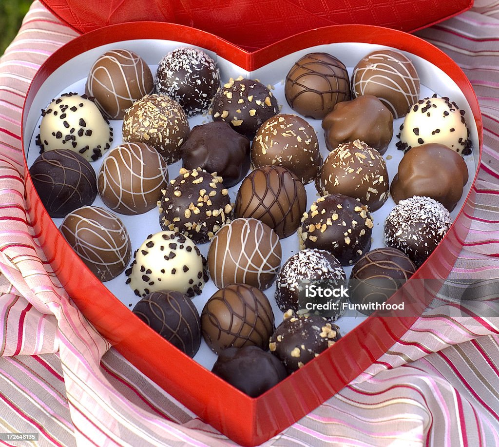 Bonbon au chocolat, truffes, Mets sucré & Saint Valentin coeur & boîte-cadeau - Photo de Truffe au chocolat libre de droits