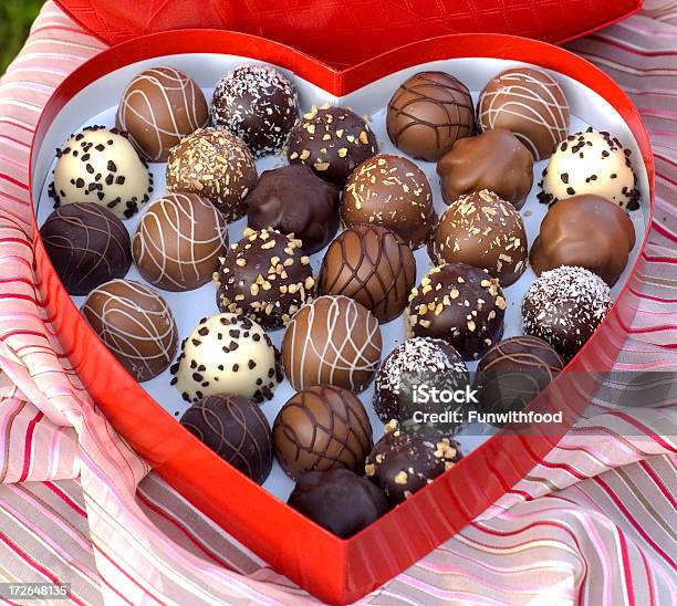 Photo libre de droit de Bonbon Au Chocolat Truffes Mets Sucré Saint Valentin Coeur Boîtecadeau banque d'images et plus d'images libres de droit de Truffe au chocolat