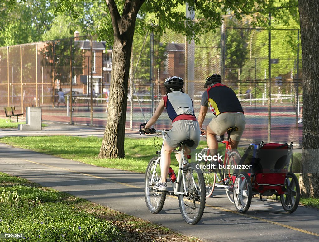 Junge Familie mit dem Fahrrad - Lizenzfrei Bewegung Stock-Foto