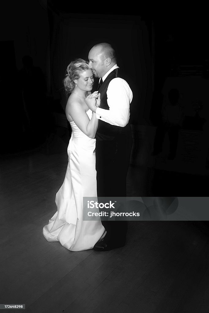 Sposa e sposo-primo ballo - Foto stock royalty-free di 25-29 anni