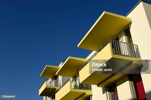 Żółty Balkony - zdjęcia stockowe i więcej obrazów Architektura - Architektura, Balkon, Balustrada - Granica