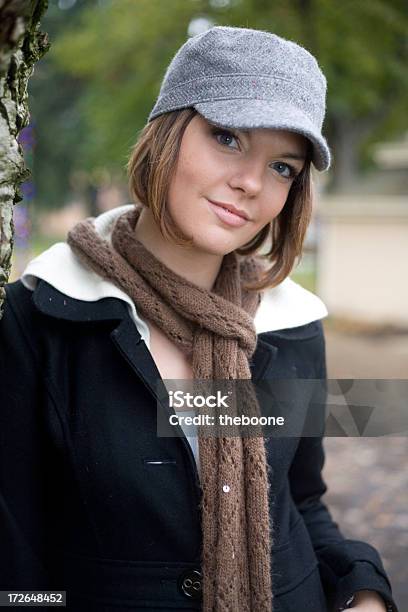 Carina Giovane Donna Con Cappello - Fotografie stock e altre immagini di 18-19 anni - 18-19 anni, 20-24 anni, Abbigliamento casual