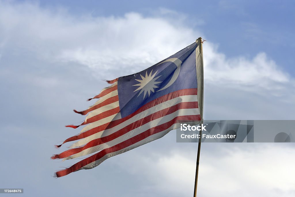 Strappata Bandiera della Malaysia - Foto stock royalty-free di Ambientazione esterna