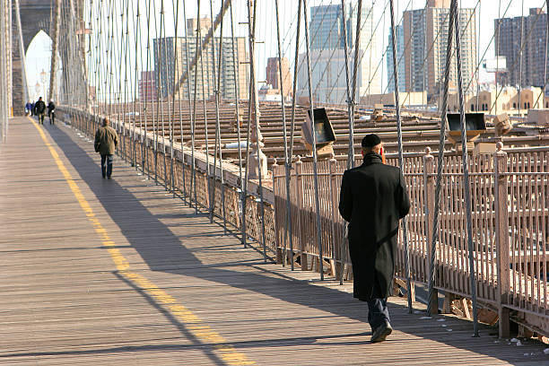 ponte de brooklyn câmara - hasidism imagens e fotografias de stock