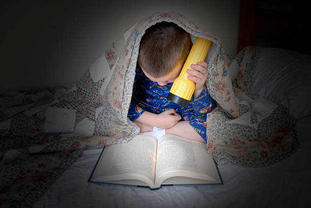 linterna de lectura - child bedtime imagination dark fotografías e imágenes de stock