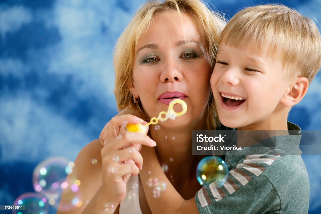 Soprando bolhas de juntos - Foto de stock de 20 Anos royalty-free