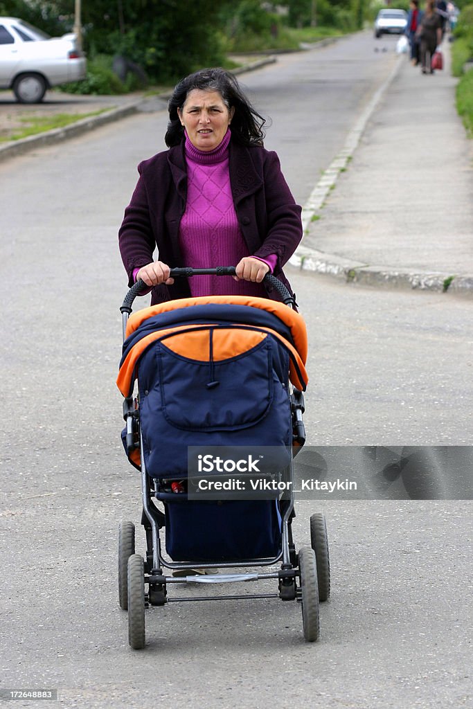 Caminar con un hijo - Foto de stock de Abuela libre de derechos