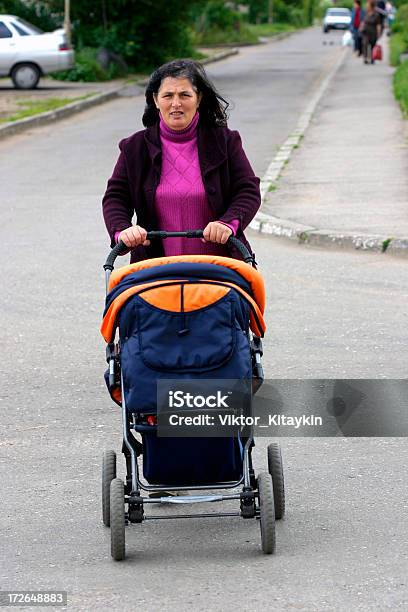 Caminar Con Un Hijo Foto de stock y más banco de imágenes de Abuela - Abuela, Adulto, Adulto joven