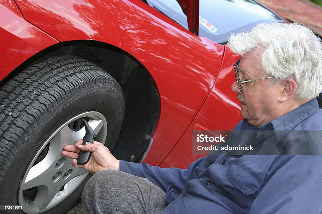Mechanic : チェックタイヤ圧力 - タイヤのロイヤリティフリーストックフォト