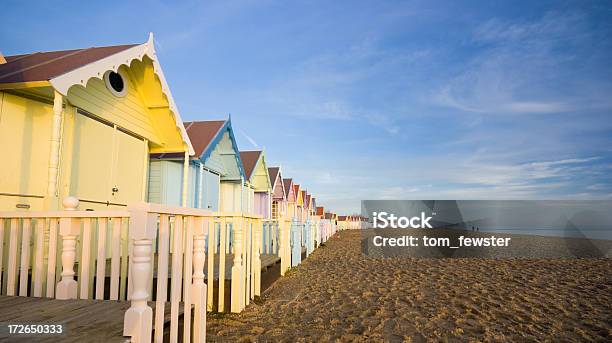 Linha De Praia Huts - Fotografias de stock e mais imagens de Cabana de Praia - Cabana de Praia, Essex, Areia